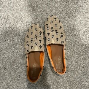 Women’s size 10 Tom’s!